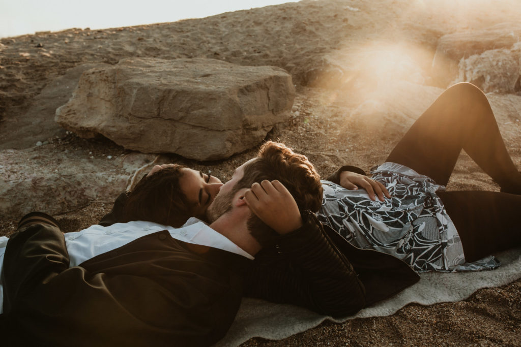 photo couple à la plage au lever du soleil à montpellier occitanie